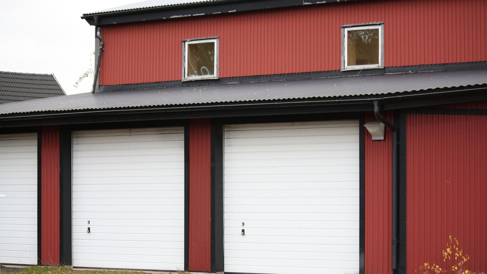 Vedums Rörs garage med vita garageportar i Vedum